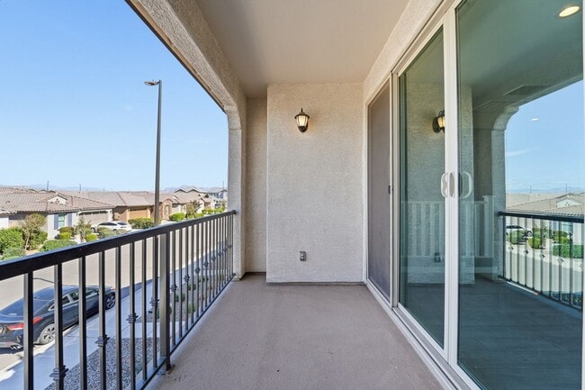 Building Photo - ** Like new Luxurious Modern townhome with 2 Master Suits in Warner Meadows**