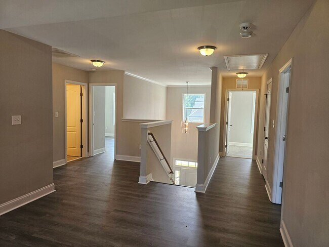 Building Photo - NEW LISTING!!!!!