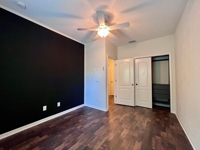 Building Photo - Gorgeous 3 bedroom, 2½ bath, 2 STORY townhome