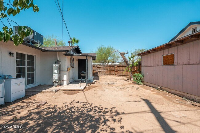 Building Photo - 744 W Coolidge St