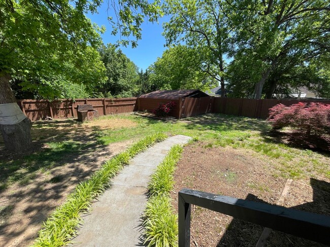 Building Photo - 4 bedroom 2 bathroom pet friendly house!