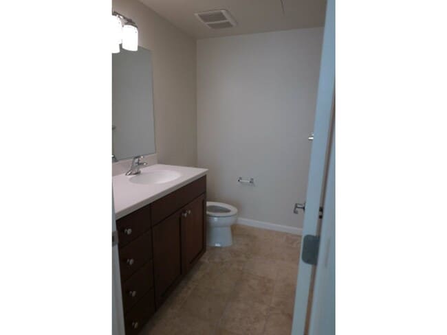 Building Photo - Modern Townhome Style Tri-level 2-BR, 2.5B...