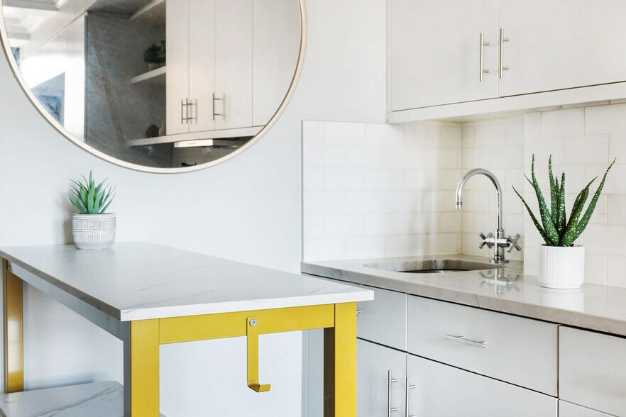 Building Photo - 240 W 73rd St