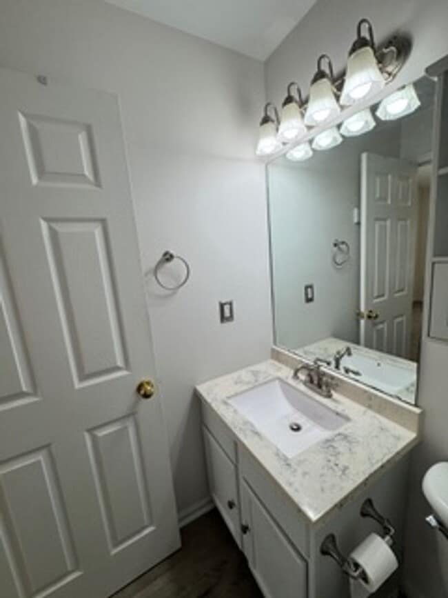 Building Photo - Wonderful townhome in Perfect Location