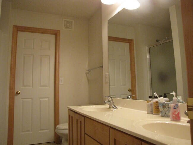 Building Photo - Very spacious *3Bed*2.5Bath Townhome in Fa...