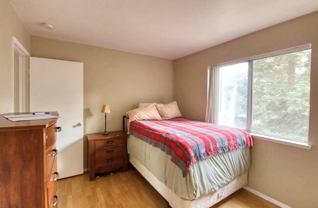 Building Photo - 9127 Newhall Dr