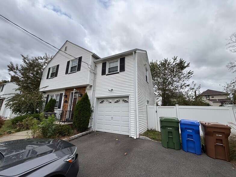Primary Photo - 130 Birchwood Rd