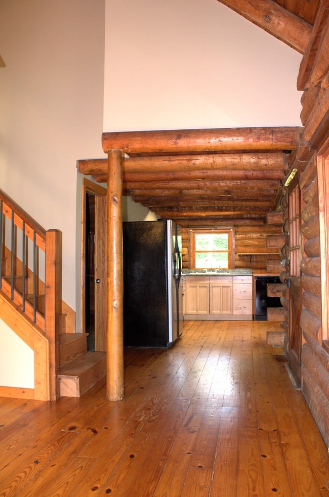 Building Photo - 3 Bedroom 2 bathroom with bonus room log cabin