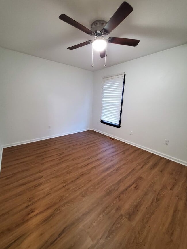Building Photo - Two Bedroom Townhome in Churchland!