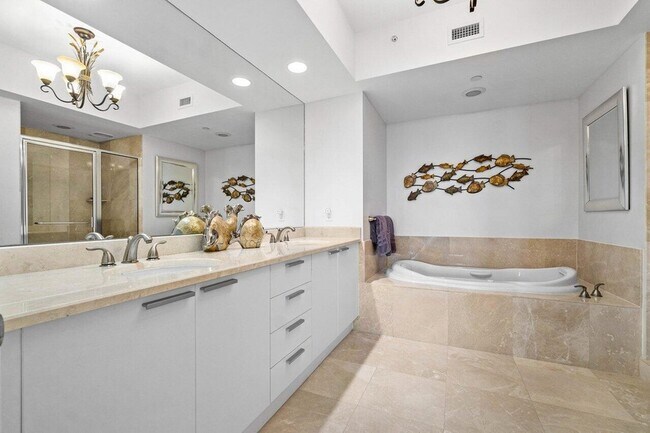 Building Photo - 2640 Lake Shore Dr