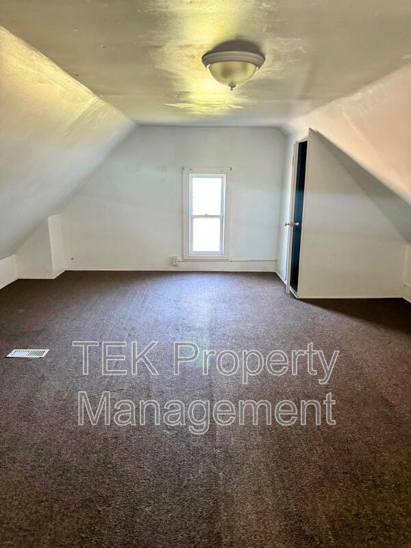 Building Photo - 34 Radio St