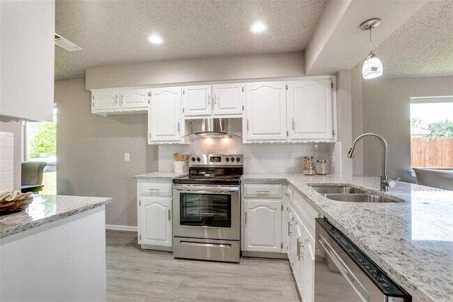 Building Photo - 2205 Richbrook Dr