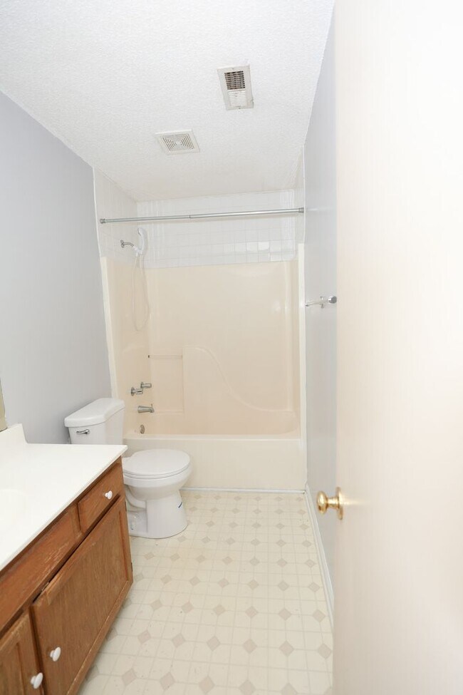 Building Photo - 621 S Hampton Dr