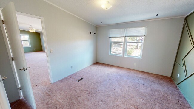 Building Photo - Unfurnished 2 bedroom home with large yard