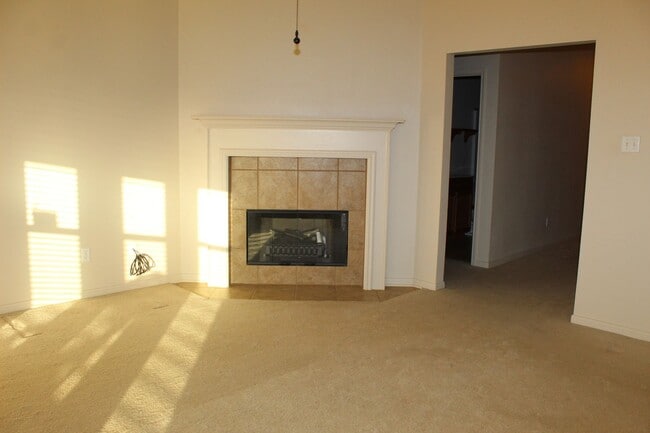 Building Photo - 4 BEDROOM, EASY COMMUTE