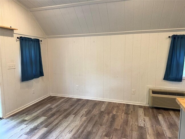 Building Photo - 203 New Town St