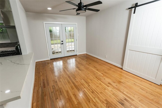 Building Photo - 10937 Greenwillow Dr
