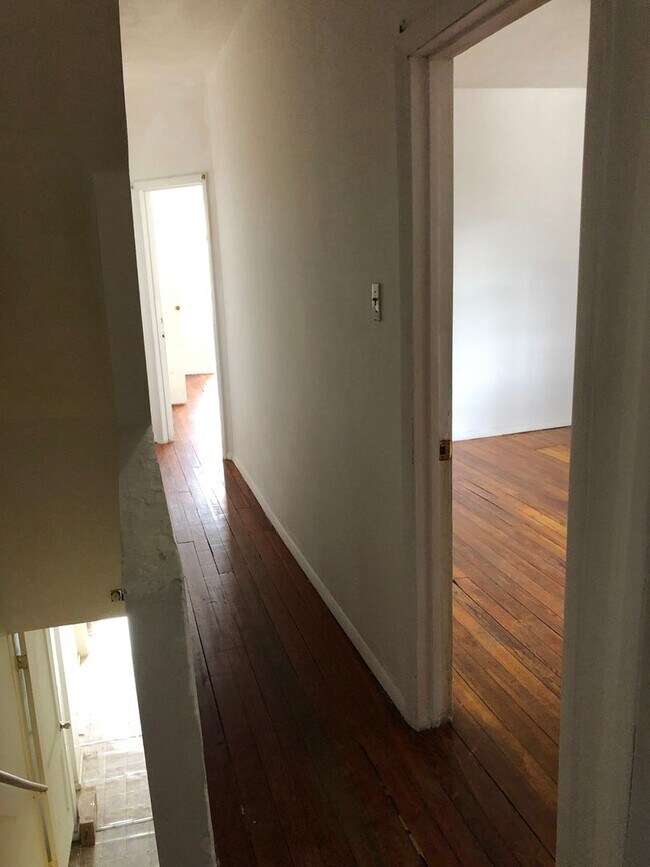 Building Photo - 808 W King St