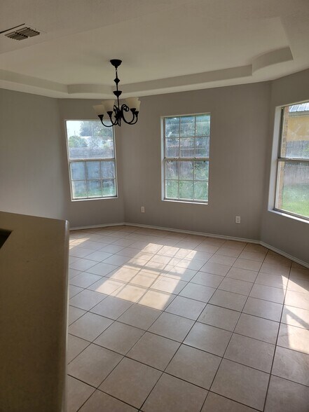 Building Photo - 2701 Silver Oak Ave