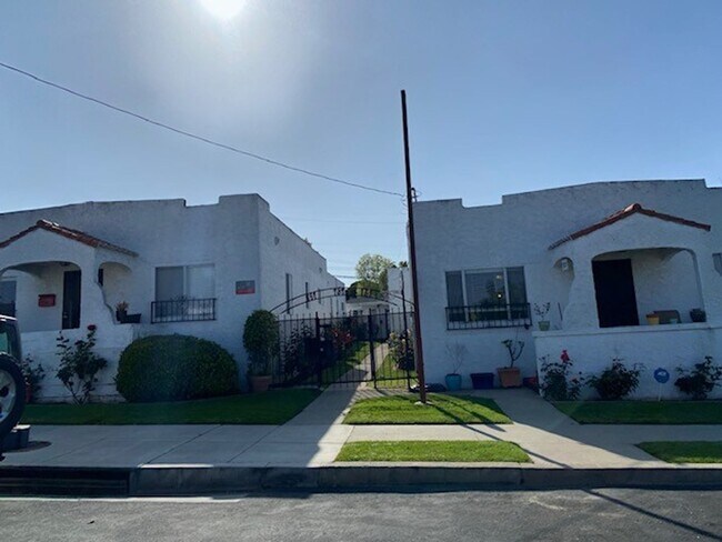 Building Photo - Vintage 1 Bedroom, 1 Bath Bungalow