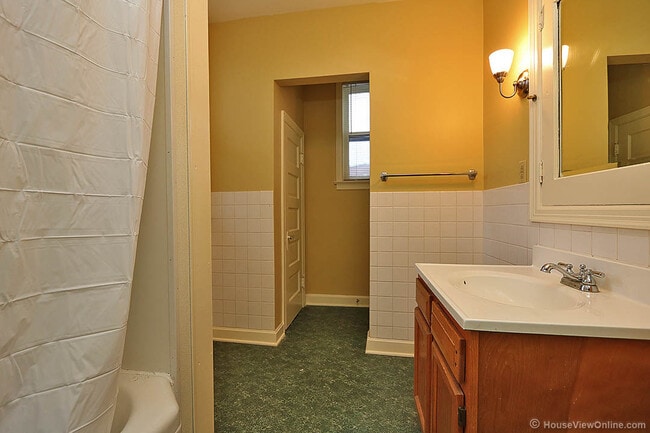 Building Photo - Three Story House Close to SEMO - June 2026- May 2027 Lease