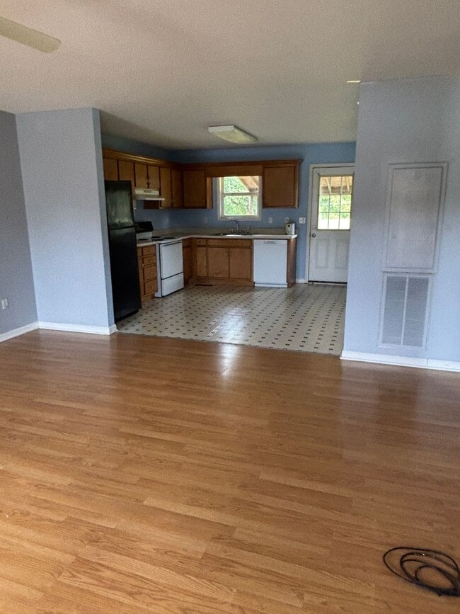 Building Photo - 2 Bedroom Duplex