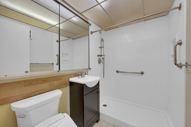 Building Photo - 6 Shrewsbury Green Dr