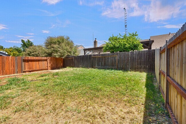 Building Photo - 3 Bedroom Home with Fireplace and LVP Flooring & 2-Car Garage!