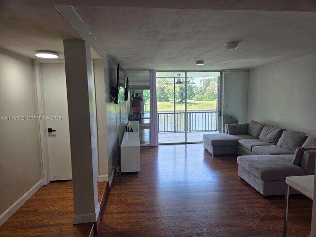 Building Photo - 3750 Inverrary Dr