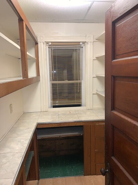 Building Photo - 494 Pleasant St