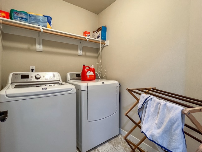 Building Photo - Enjoyable 4-Bed, 2.5-Bath Corner Lot Home in High-Tech Area!