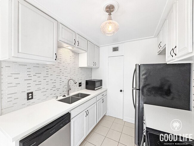 Building Photo - Charming 1BD/1BA Condo in College West W/ A/C, Balcony, Office/Bonus Room, Community Pool, Coin O...