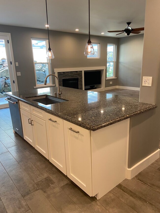 Building Photo - Beautifully remodeled 3 Bdrm+Master retrea...