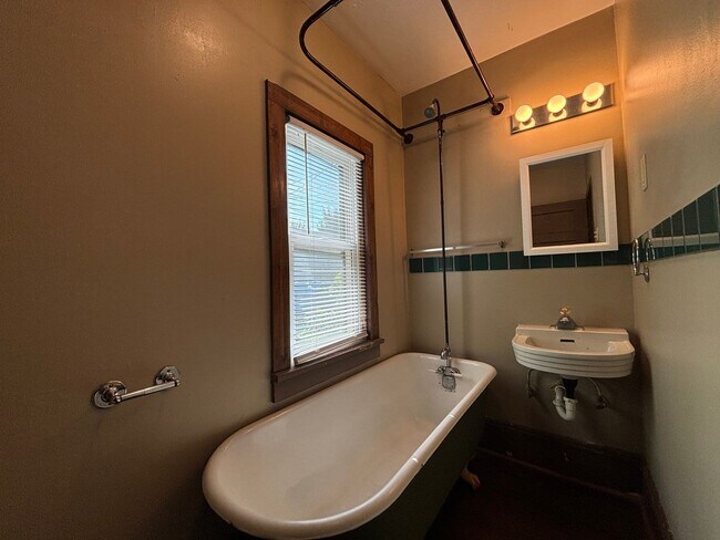 Building Photo - Single Family Home located south of Como Park! Apply TODAY!
