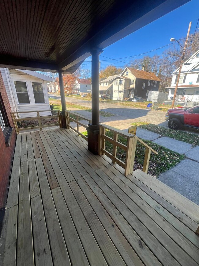 Building Photo - Large remodeled 3 Bedroom House