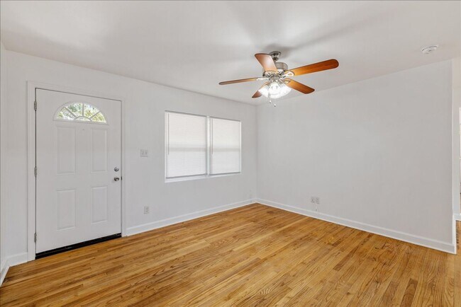 Building Photo - 1908 Dahlia Dr