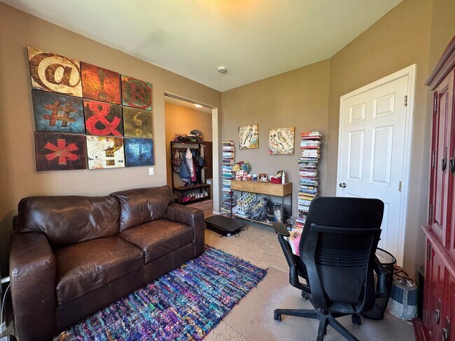 Building Photo - 3 Bedroom, 3 Bathroom House - Walking distance to the beach