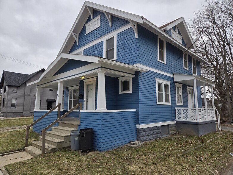 Building Photo - 913 E 2nd St