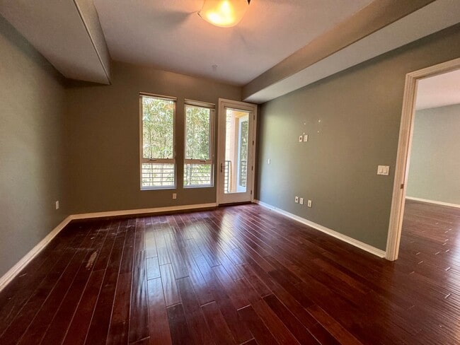 Building Photo - Luxury condo minutes from the beach...