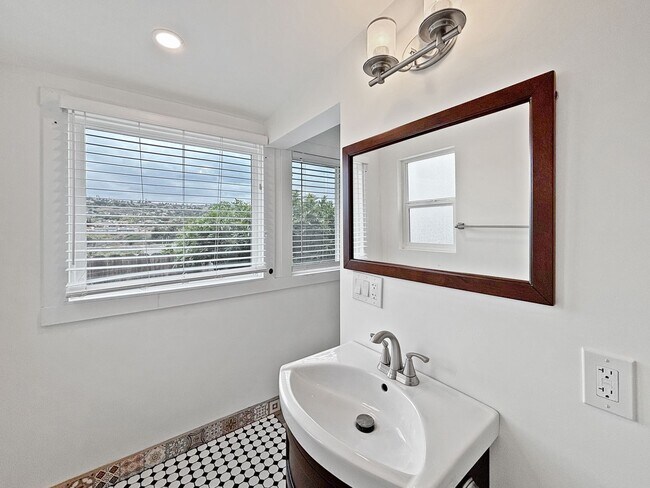 Building Photo - SD: Charming 2BD/2BA Home in La Mesa with Wraparound Porch, Turf Backyard & Attached Garage