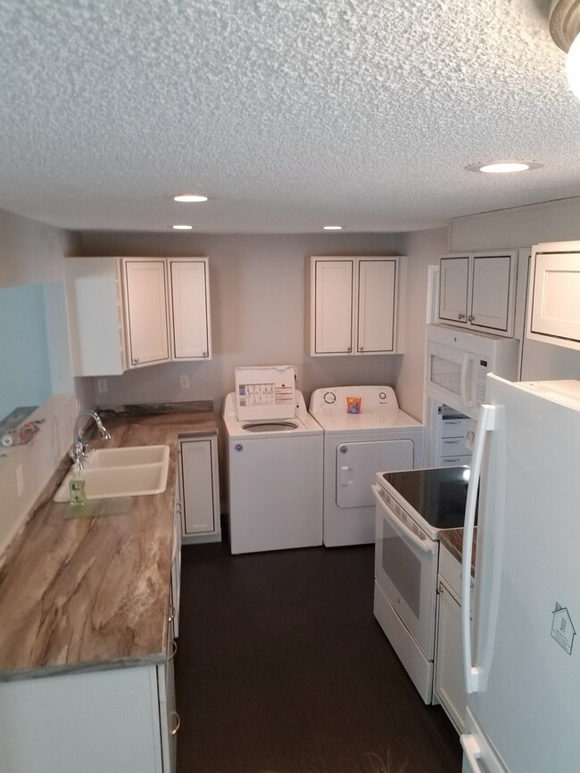 Building Photo - FURNISHED- 3 bed 2 bath single car detache...