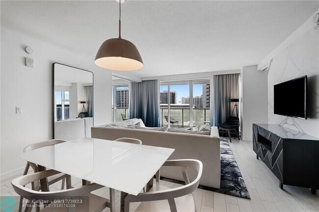 Building Photo - 3101 Bayshore Dr