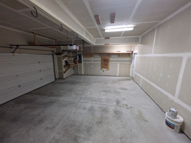 Building Photo - 3100 Eagle Loop NE