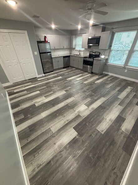 Building Photo - 8220 Crestview Dr