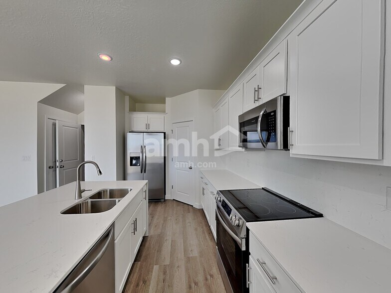 Building Photo - 1232 W Mahogany St