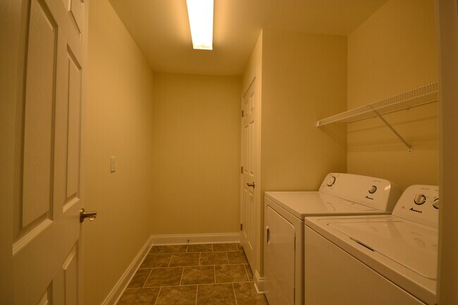 Building Photo - Luxury Paired Home