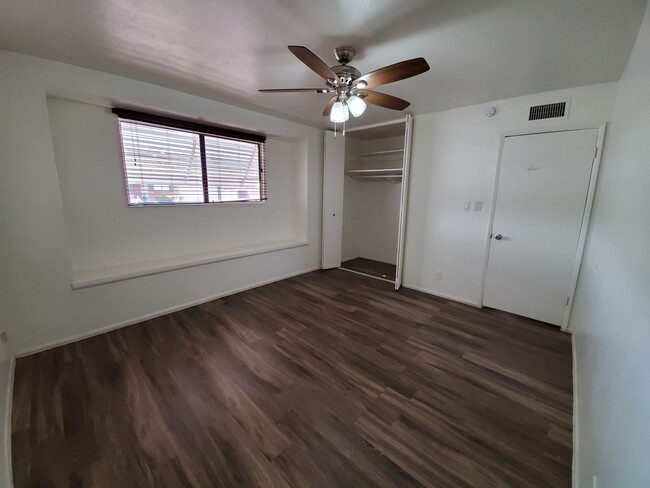 Building Photo - 3 bedroom + mother in law suite/ home offi...