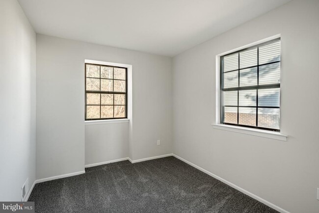 Building Photo - 233 Holly Dr