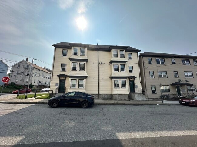 Building Photo - 106 Tuttle St