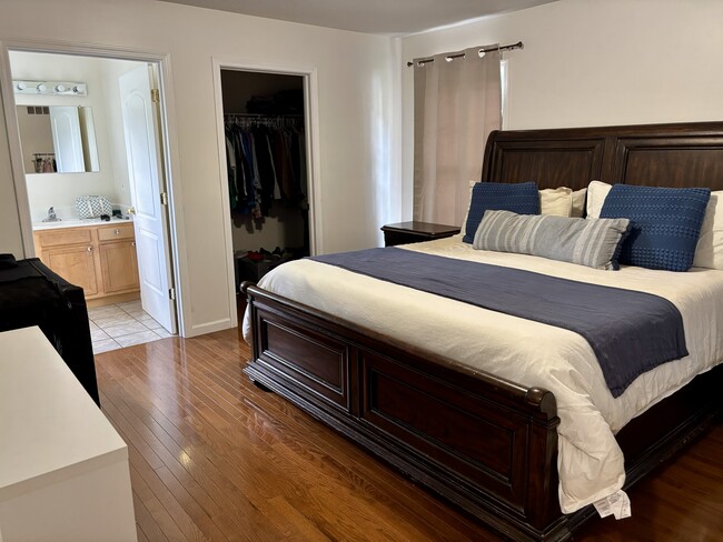 Building Photo - 12 Picardy Pl